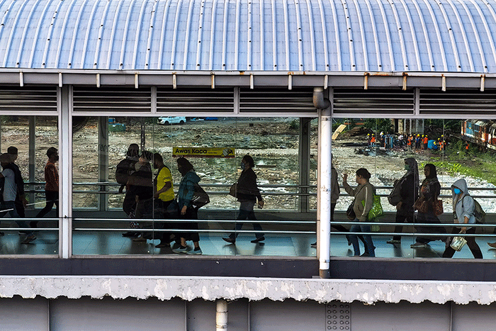 Sejumlah penumpang bersiap menaiki kereta di Stasiun Tanah Abang, Jakarta, Senin (13/3/2023).