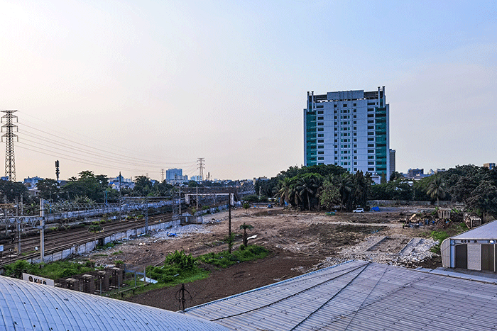 Sejumlah penumpang bersiap menaiki kereta di Stasiun Tanah Abang, Jakarta, Senin (13/3/2023).