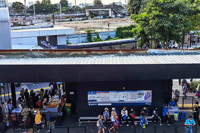Sejumlah penumpang bersiap menaiki kereta di Stasiun Tanah Abang, Jakarta, Senin (13/3/2023).