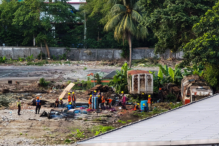 Sejumlah penumpang bersiap menaiki kereta di Stasiun Tanah Abang, Jakarta, Senin (13/3/2023).