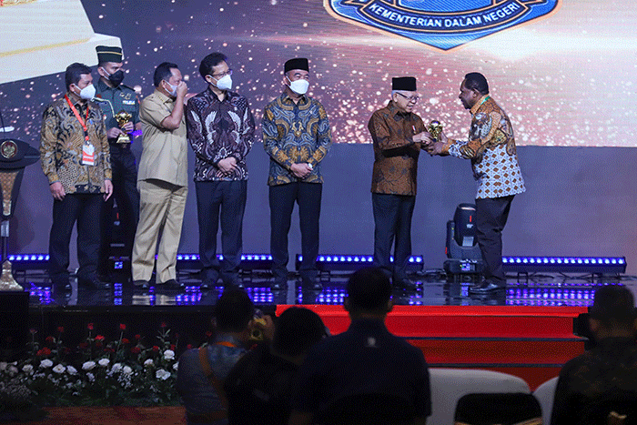 Wakil Presiden KH Ma'ruf Amin memberikan sambutan usai menyerahkan penghargaan Cakupan Kesehatan Semesta atau Universal Health Coverage (UHC) di Indonesia.