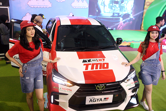 Model berpose dengan unit All New Agya yang diluncurkan di atrium Mal Ratu Indah, Makassar, Rabu (15/3/2023).