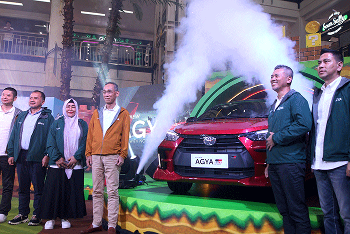 Model berpose dengan unit All New Agya yang diluncurkan di atrium Mal Ratu Indah, Makassar, Rabu (15/3/2023).