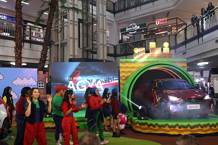 Model berpose dengan unit All New Agya yang diluncurkan di atrium Mal Ratu Indah, Makassar, Rabu (15/3/2023).