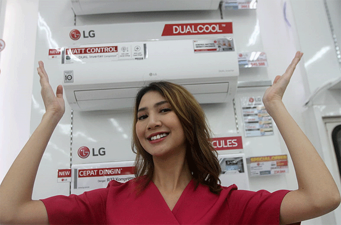 Model berpose didekat Perangkat pendingin udara terbaru dari PT. LG Electronics Indonesia (LG) di Jakarta, Rabu (15/3/2023).