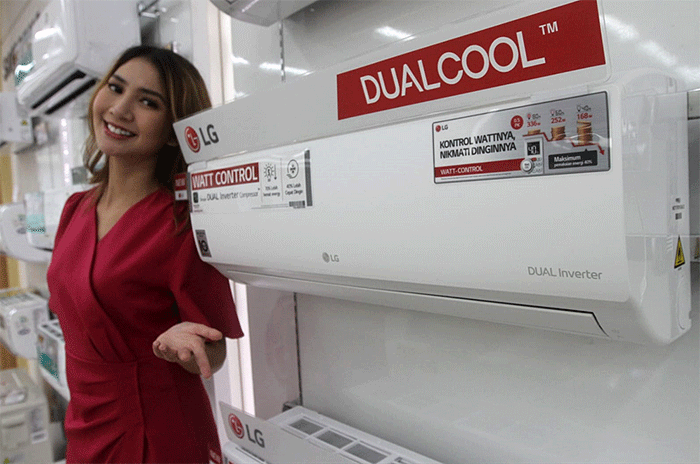 Model berpose didekat Perangkat pendingin udara terbaru dari PT. LG Electronics Indonesia (LG) di Jakarta, Rabu (15/3/2023).