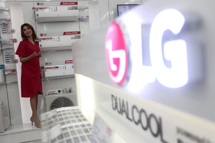 Model berpose didekat Perangkat pendingin udara terbaru dari PT. LG Electronics Indonesia (LG) di Jakarta, Rabu (15/3/2023).