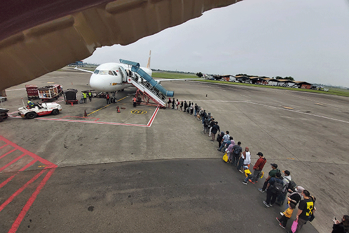 Penumpang mengantre untuk naik pesawat di Terminal 1 Bandara Internasional Soekarno-Hatta, Tangerang, Banten, Selasa (14/3/2023).