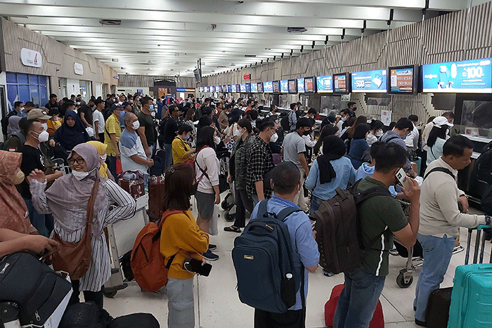 Penumpang mengantre untuk naik pesawat di Terminal 1 Bandara Internasional Soekarno-Hatta, Tangerang, Banten, Selasa (14/3/2023).