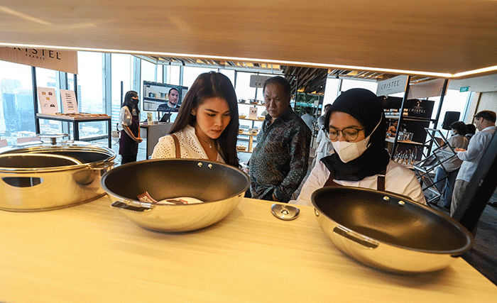 Pengunjung melihat peralatan memasak dari Cristel dalam acara Hightea with HighEnd and Cristel 