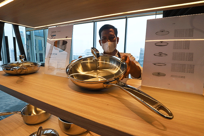 Pengunjung melihat peralatan memasak dari Cristel dalam acara Hightea with HighEnd and Cristel 