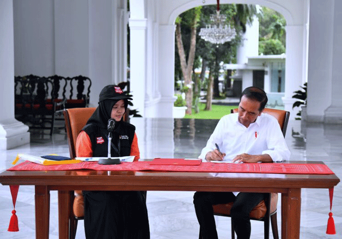 Presiden Joko Widodo mengikuti proses pencocokan dan penelitian (coklit) data pemilih pemilihan umum (Pemilu) 2024 di Istana Merdeka, Jakarta.