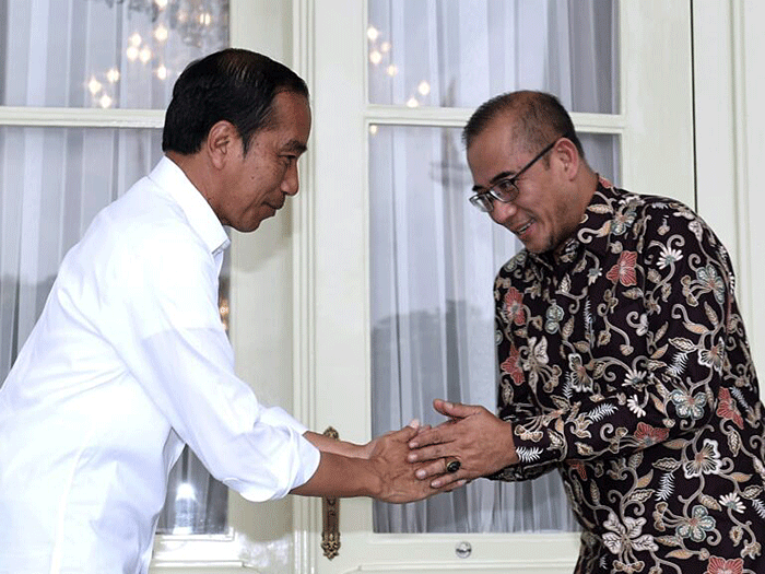 Presiden Joko Widodo mengikuti proses pencocokan dan penelitian (coklit) data pemilih pemilihan umum (Pemilu) 2024 di Istana Merdeka, Jakarta.