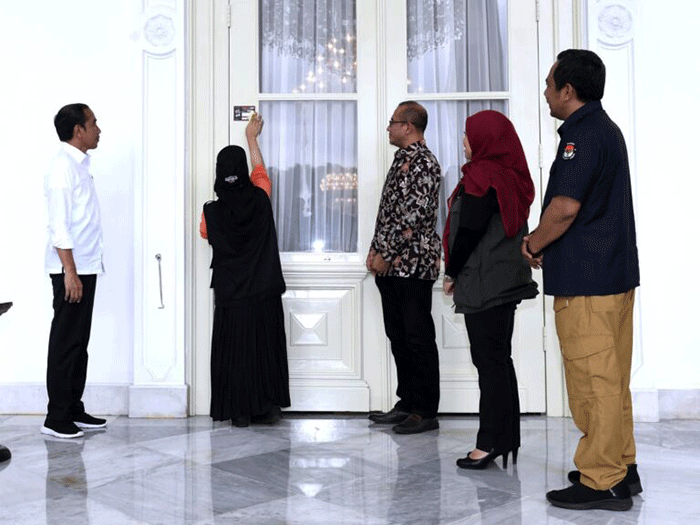 Presiden Joko Widodo mengikuti proses pencocokan dan penelitian (coklit) data pemilih pemilihan umum (Pemilu) 2024 di Istana Merdeka, Jakarta.