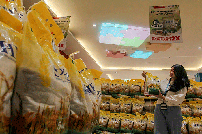 Peluncuran beras Stabilisasi Pasokan dan Harga Pangan (SPHP) di Transmart Cempaka Putih, Jakarta, Rabu (15/3/2023).