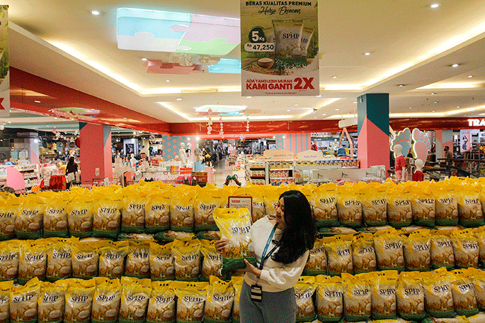 Peluncuran beras Stabilisasi Pasokan dan Harga Pangan (SPHP) di Transmart Cempaka Putih, Jakarta, Rabu (15/3/2023).
