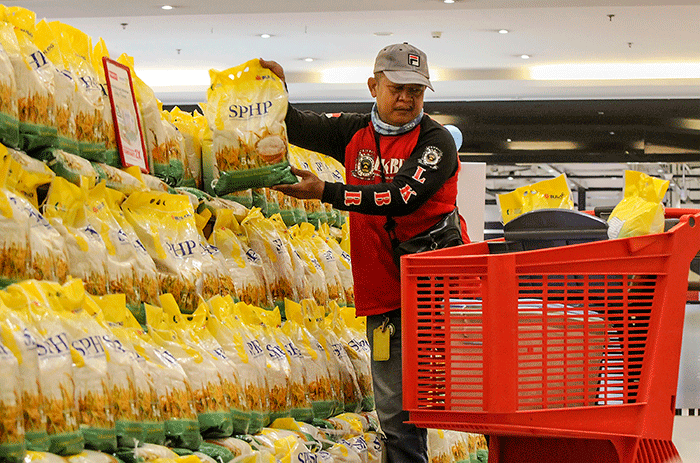 Peluncuran beras Stabilisasi Pasokan dan Harga Pangan (SPHP) di Transmart Cempaka Putih, Jakarta, Rabu (15/3/2023).