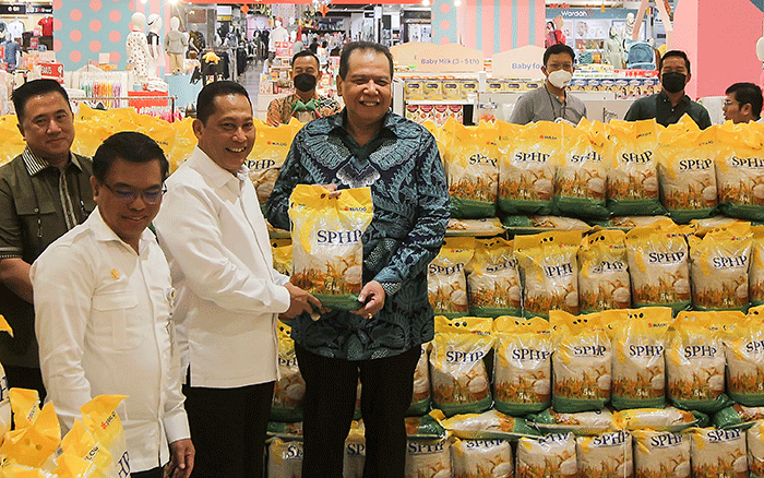 Peluncuran beras Stabilisasi Pasokan dan Harga Pangan (SPHP) di Transmart Cempaka Putih, Jakarta, Rabu (15/3/2023).