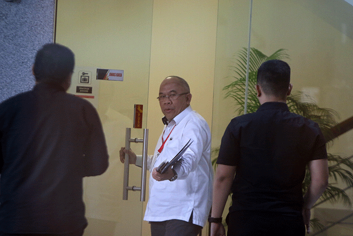 Direktur Utama PT Asabri Wahyu Suparyono usai menjalani pemeriksaan di Gedung Merah Putih KPK Jakarta, Selasa (14/3/2023).