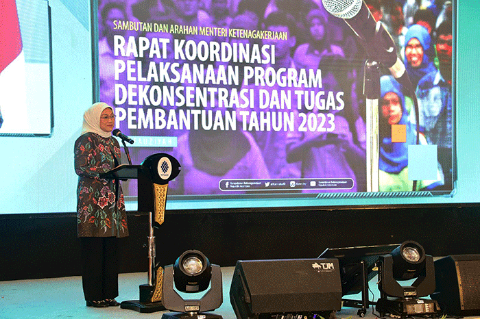 Menaker Ida Fauziyah memberikan paparannya saat acara Rapat Koordinasi Program Dekonsentrasi dan Tugas Pembantuan di Jakarta, Rabu (15/3/2023).