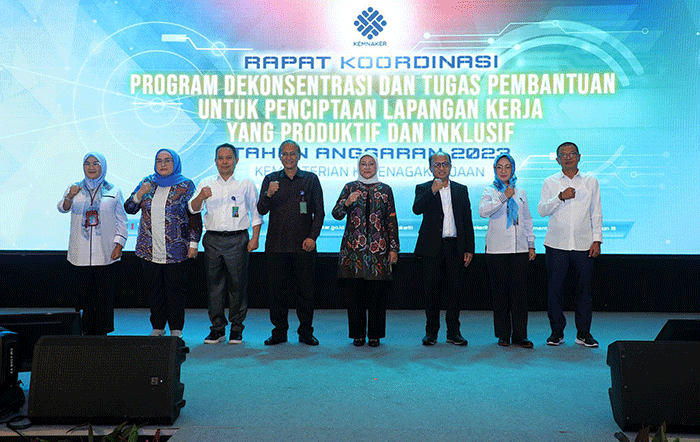 Menaker Ida Fauziyah memberikan paparannya saat acara Rapat Koordinasi Program Dekonsentrasi dan Tugas Pembantuan di Jakarta, Rabu (15/3/2023).