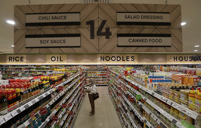 Pengunjung berbelanja di salah satu supermarket di kawasan Jakarta Timur, Rabu (15/3/2023).