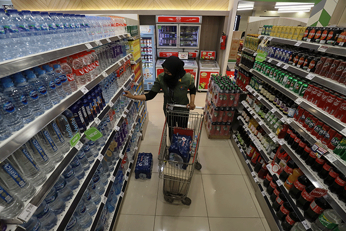 Pengunjung berbelanja di salah satu supermarket di kawasan Jakarta Timur, Rabu (15/3/2023).