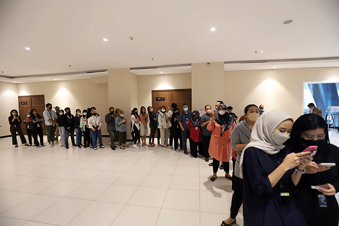 Pemimpin Redaksi Okezone.com, M. Budi Santosa saat meninjau acara mini Medical Check Up (MCU) Okezone di iNews Tower, Jakarta, Rabu (15/3/2023).