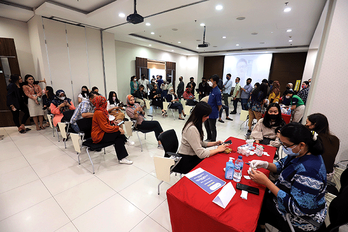 Pemimpin Redaksi Okezone.com, M. Budi Santosa saat meninjau acara mini Medical Check Up (MCU) Okezone di iNews Tower, Jakarta, Rabu (15/3/2023).
