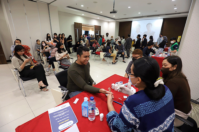 Pemimpin Redaksi Okezone.com, M. Budi Santosa saat meninjau acara mini Medical Check Up (MCU) Okezone di iNews Tower, Jakarta, Rabu (15/3/2023).