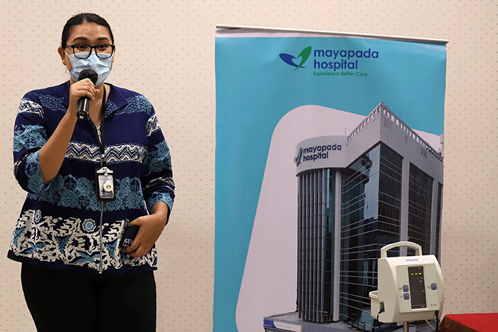 Pemimpin Redaksi Okezone.com, M. Budi Santosa saat meninjau acara mini Medical Check Up (MCU) Okezone di iNews Tower, Jakarta, Rabu (15/3/2023).
