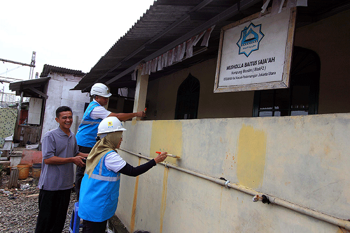Selain pengecekan instalasi listrik, pegawai PLN secara sukarela dan bergotong royong membersihkan masjid.