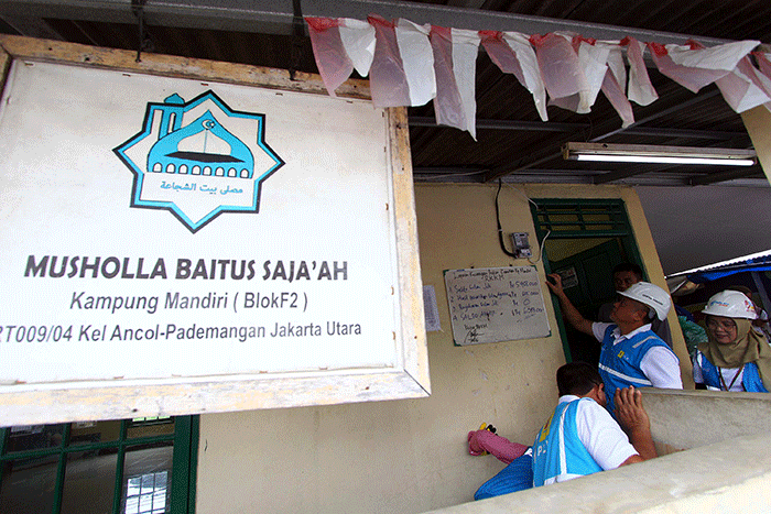 Selain pengecekan instalasi listrik, pegawai PLN secara sukarela dan bergotong royong membersihkan masjid.