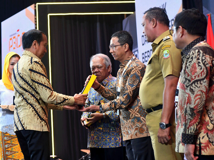 Presiden Joko Widodo memberikan sambutannya saat membuka acara Business Matching Produk Dalam Negeri Tahun 2023 di Istora Senayan, Jakarta, Rabu (15/3/2023).
