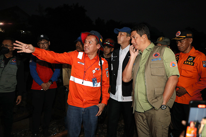 Kepala BNPB Letjen TNI Suharyanto (tengah) meninjau lokasi tanah longsor di Kampung Sirna Sari RT 07 RW 04, Kelurahan Empang, Kecamatan Bogor Selatan.