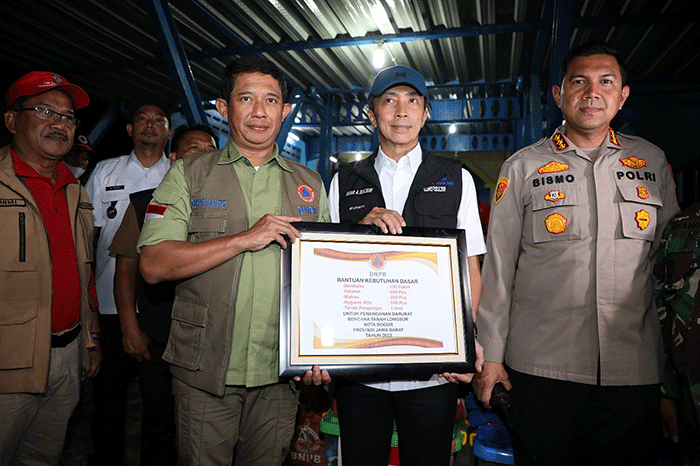 Kepala BNPB Letjen TNI Suharyanto (tengah) meninjau lokasi tanah longsor di Kampung Sirna Sari RT 07 RW 04, Kelurahan Empang, Kecamatan Bogor Selatan.