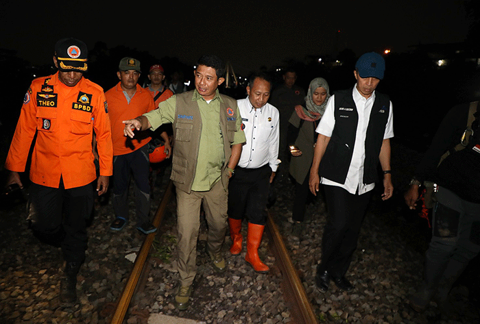 Kepala BNPB Letjen TNI Suharyanto (tengah) meninjau lokasi tanah longsor di Kampung Sirna Sari RT 07 RW 04, Kelurahan Empang, Kecamatan Bogor Selatan.