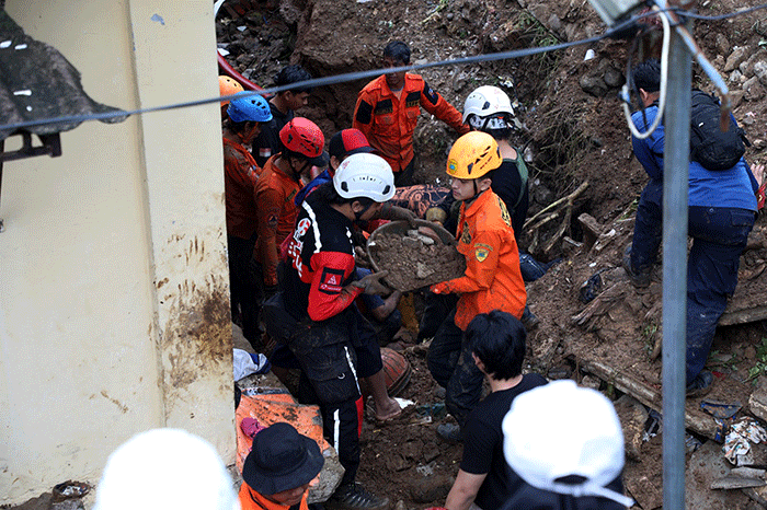 Sejumlah petugas gabungan melakukan pencarian korban tanah longsor di Kampung Sirnasari RT 07/04, Kelurahan Empang, Kota Bogor, Jawa Barat, Rabu (15/3/2023).