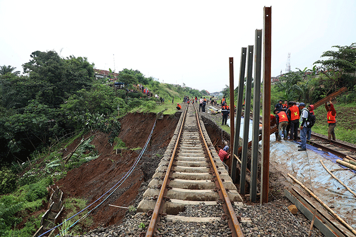 Sejumlah petugas gabungan melakukan pencarian korban tanah longsor di Kampung Sirnasari RT 07/04, Kelurahan Empang, Kota Bogor, Jawa Barat, Rabu (15/3/2023).