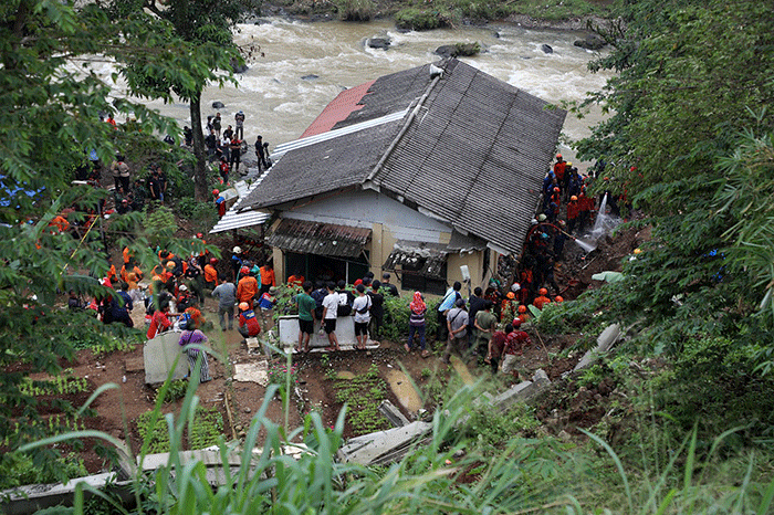 Sejumlah petugas gabungan melakukan pencarian korban tanah longsor di Kampung Sirnasari RT 07/04, Kelurahan Empang, Kota Bogor, Jawa Barat, Rabu (15/3/2023).