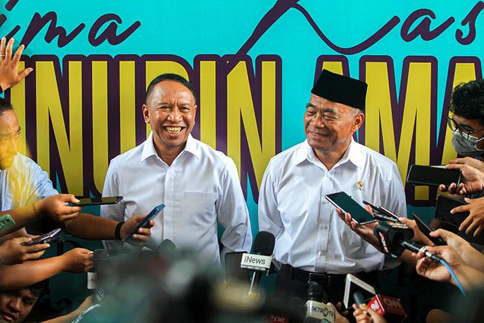 Menpora Zainudin Amali periode 2019-2023 (kiri) bersama Plt Menteri Pemuda dan Olahraga Muhadjir Effendy dalam acara serah terima jabatan di Wisma Kemenpora.