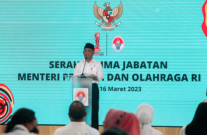 Menpora Zainudin Amali periode 2019-2023 (kiri) bersama Plt Menteri Pemuda dan Olahraga Muhadjir Effendy dalam acara serah terima jabatan di Wisma Kemenpora.