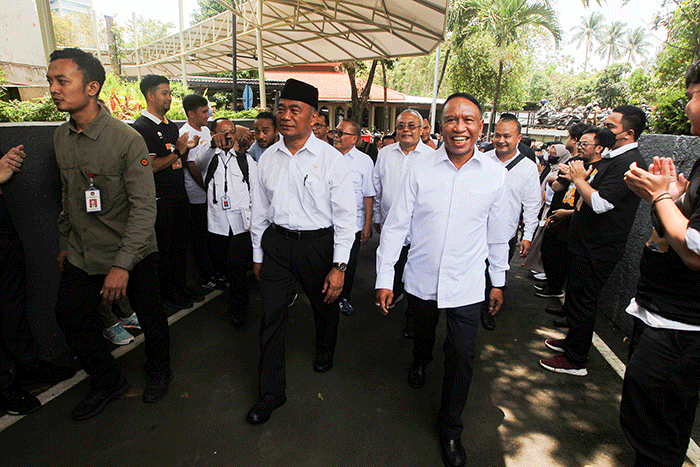 Menpora Zainudin Amali periode 2019-2023 (kiri) bersama Plt Menteri Pemuda dan Olahraga Muhadjir Effendy dalam acara serah terima jabatan di Wisma Kemenpora.