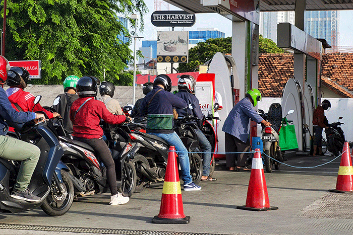 Sejumlah kendaraan saat mengisi Bahan Bakar Minyak (BBM) di SPBU kawasan Jakarta Barat, Rabu (15/3/2023).