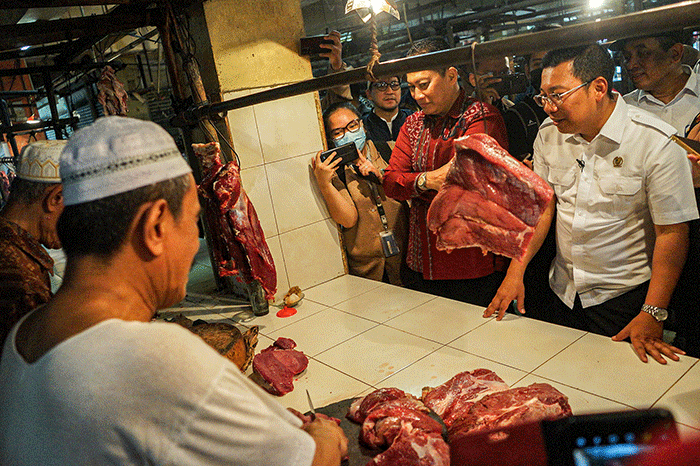 Kepala Bapanas Arief Prasetyo Adi (kedua kiri) bersama Direktur Perum Bulog Budi Waseso saat mengecek ketersediaan dan harga pangan jelang bulan Ramadan.