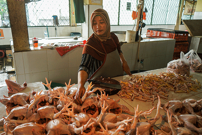 Pedagang menjual ayam potong di Pasar Kramat Jati, Jakarta Timur, Jumat (17/3/2023).