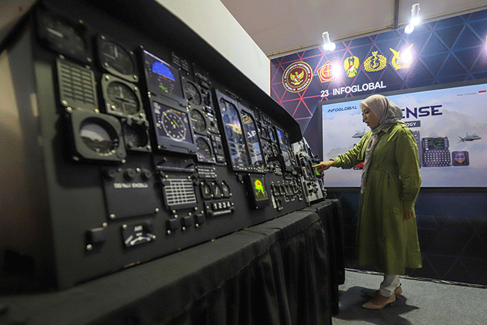 Pengunjung melihat peralatan militer dalam Pameran Industri Bidang Pertahanan Business Matching Tahap V Tahun 2023 di Istora Senayan, Jakarta Pusat.