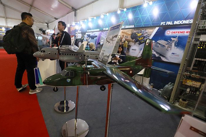 Pengunjung melihat peralatan militer dalam Pameran Industri Bidang Pertahanan Business Matching Tahap V Tahun 2023 di Istora Senayan, Jakarta Pusat.
