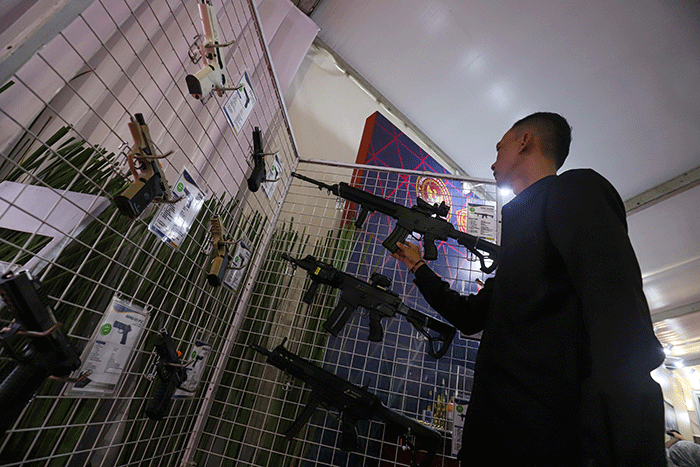 Pengunjung melihat peralatan militer dalam Pameran Industri Bidang Pertahanan Business Matching Tahap V Tahun 2023 di Istora Senayan, Jakarta Pusat.