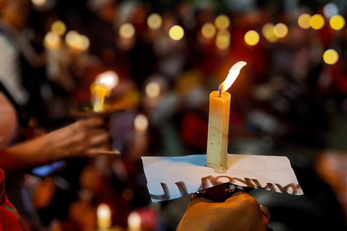 Para agamawan, tokoh masyarakat, PRT, dan Masyarakat Sipil saat melakukan aksi lilin dan doa bersama agar DPR mengesahkan RUU PPRT sabagai UU PPRT di Jakarta.